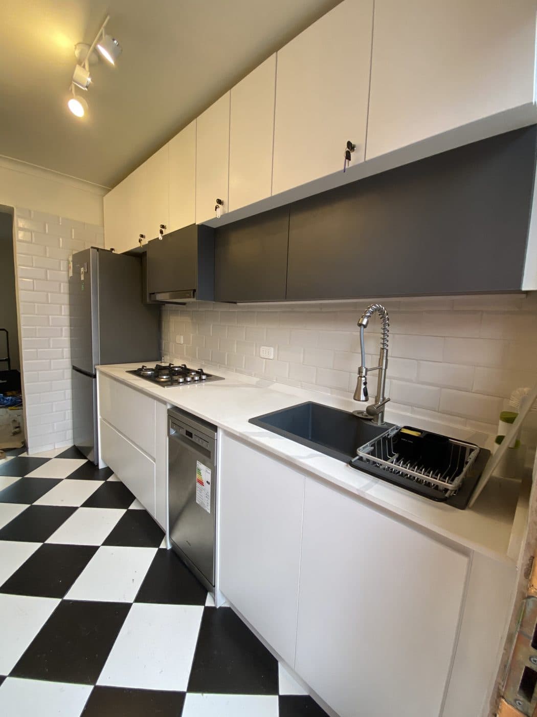 Cocina blanco y negro — proyecto de interiorismo