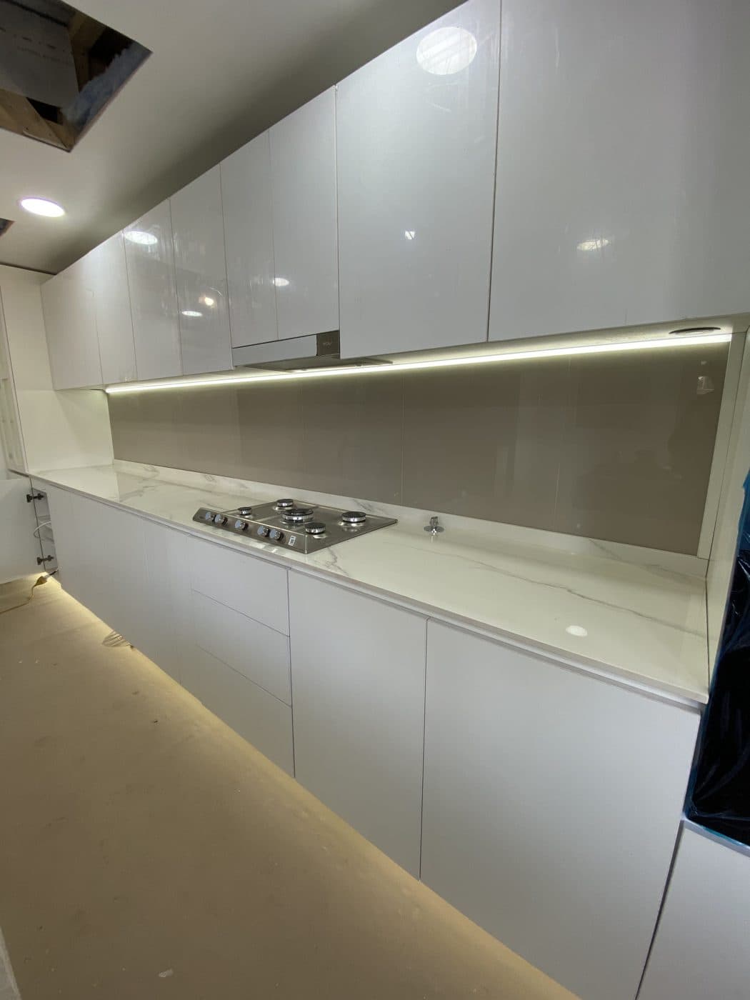 Cocina moderna en blanco
