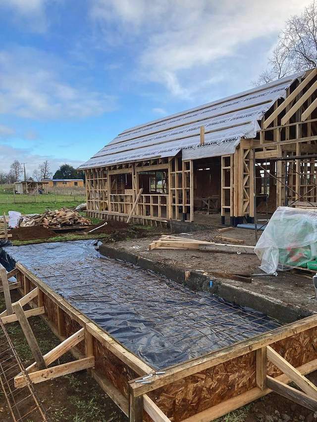 Fundación y estructura de madera en obra