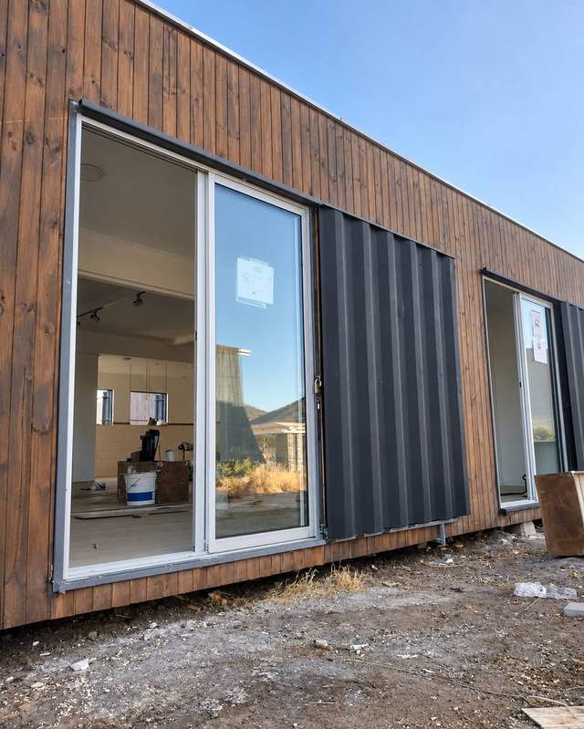 Módulo con revestimiento de madera y ventanales