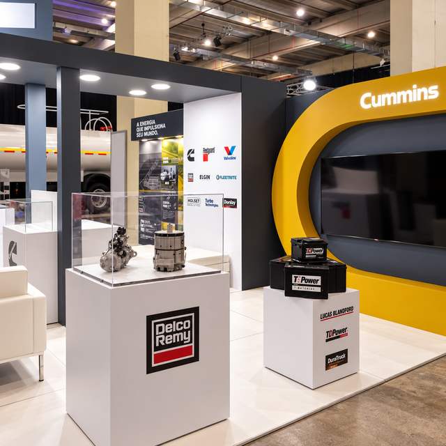 Stand de feria con vitrinas y pedestales
