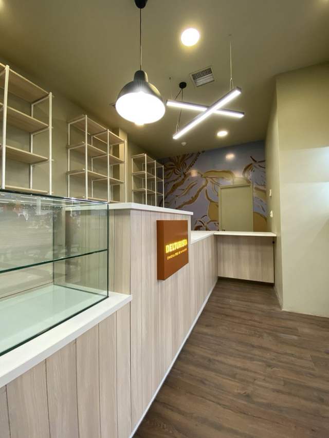 Mostrador y repisas en un local comercial
