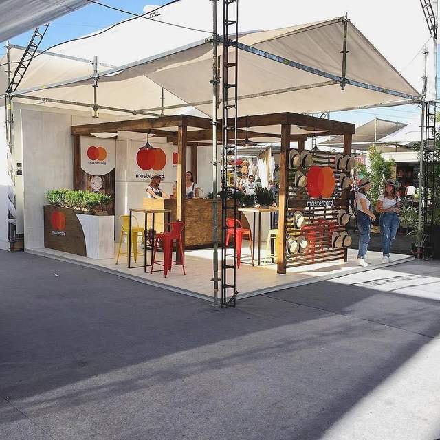 Stand de feria con toldo y mobiliario de madera