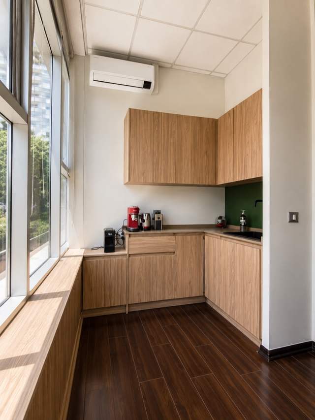 Cocina de oficina en enchapado de madera
