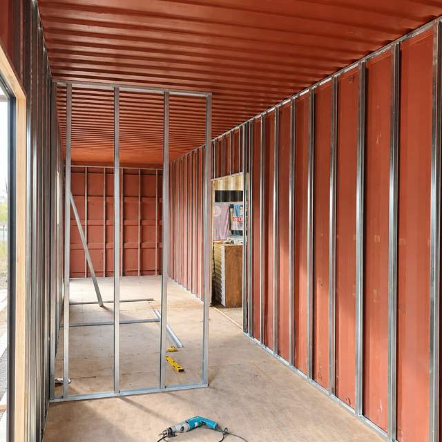 Interior de módulo con tabiquería metálica